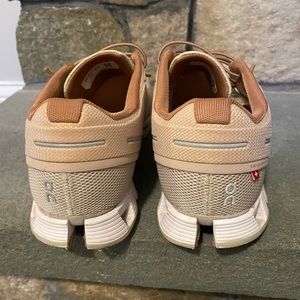 On Cloud Women’s sneaker